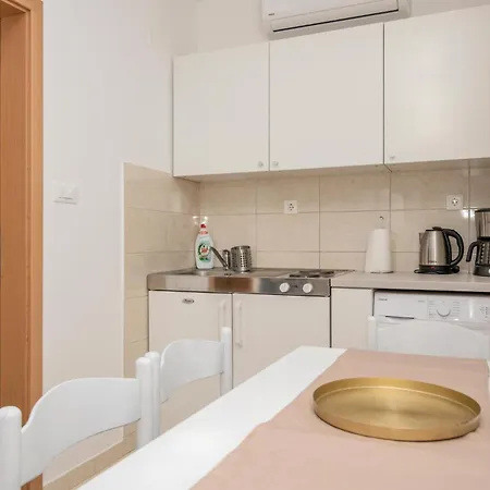 1 Bedroom Beautiful In Apartamento *